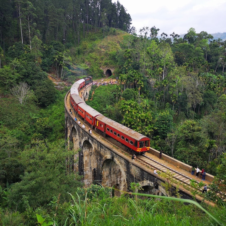 how to get around sri lanka- train